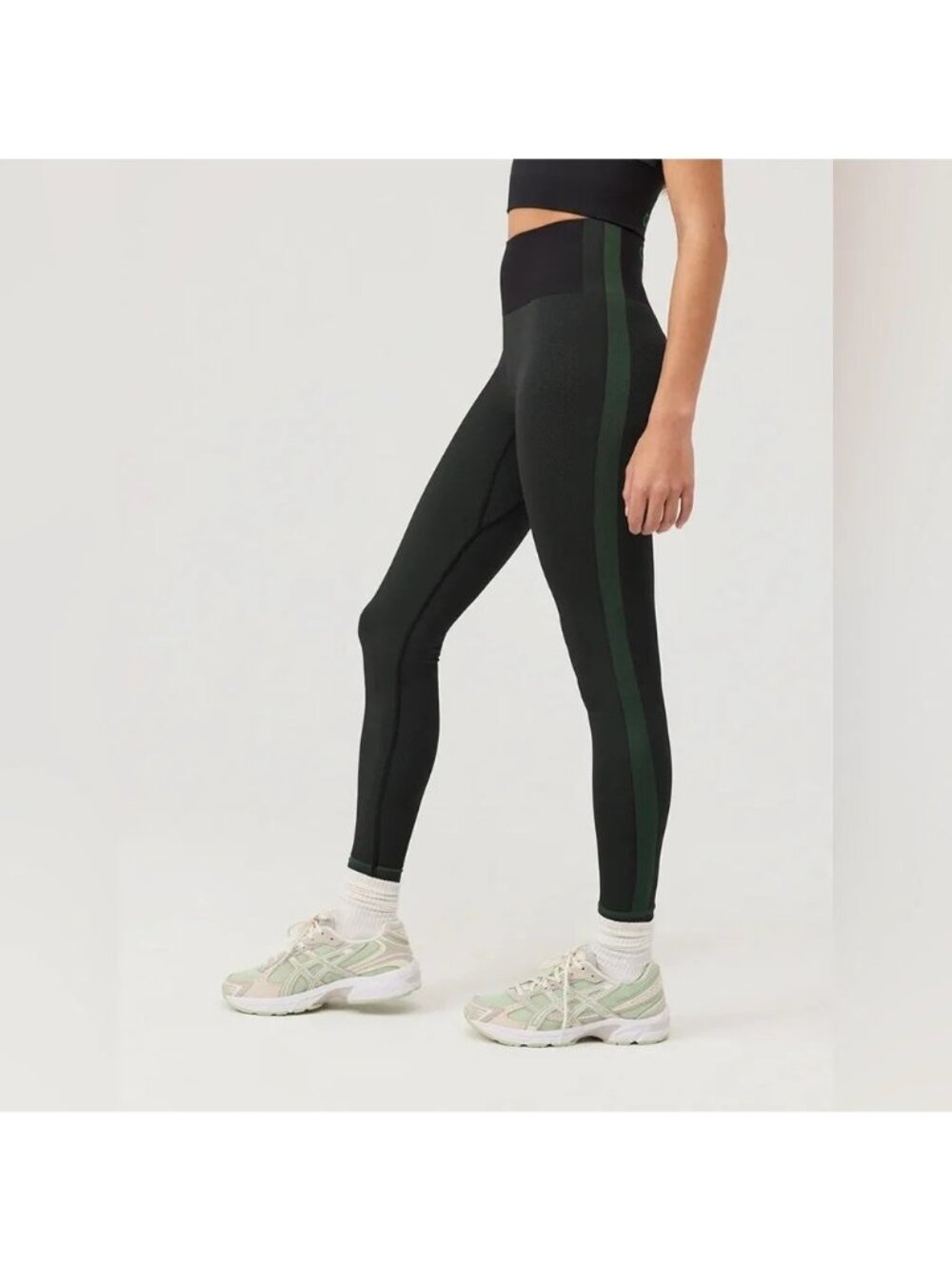 Outdoor Voices small Black/Evergreen Seamless Smooth 7/8 Legging (OO614)